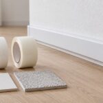 幅や厚さの異なる固定テープと壁際の配線モールを並べたイメージ