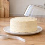 受け皿に載せたケーキと透明なカバー、メジャーを並べた様子