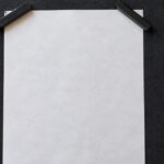 半紙を2本の文鎮で押さえ、筆と硯を並べた書道机