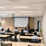 会議室で登壇者を撮影する壁付け遠隔カメラ