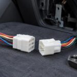 車内配線の白いカプラーと圧着工具を並べた交換イメージ