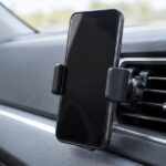 車の横型エアコン吹出口に無地のスマホホルダーを取り付けた様子