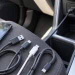 車内にUSB-AとUSB-Cのケーブルを並べたイメージ