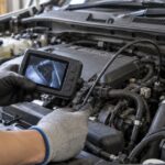 車のエンジンルームを内視鏡カメラで点検している様子