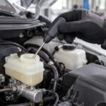 車のブレーキフルードを無地のテスターで測定している様子