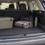 車の荷室に滑り止めマットを敷いて荷物を載せた様子
