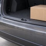 荷室開口部の透明保護フィルムと積み荷の段ボール箱