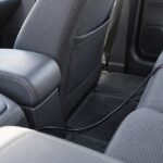 車内の前席から後席へシガーソケット電源を延長している様子