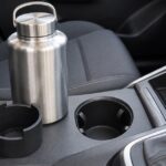 車の純正ドリンクホルダーに入らない太い水筒と拡張用ホルダーのイメージ