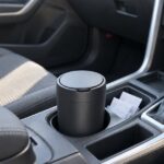 車のドリンクホルダーに無地の小型ゴミ箱を置いた車内イメージ