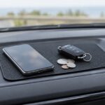 車のダッシュボード上の滑り止めマットにスマホや鍵を置いた様子