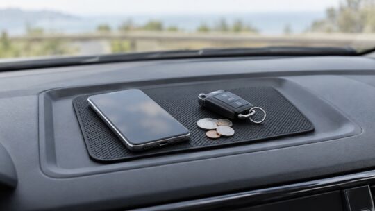 車用ダッシュボード滑り止めマット6選｜幅・奥行・厚み・耐熱性を比較