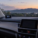 夕暮れの車内でダッシュボード上のデジタル時計を表示している様子