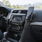 車内でスマートフォンとFMラジオを利用している様子