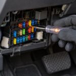 車内のヒューズボックスをテスターで点検している様子