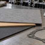 整備台に厚みの異なるガスケットシートと工具を並べた様子