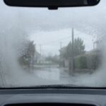 車内から見た曇ったフロントガラスと雨天の道路