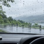 雨粒が付いた車のフロントガラスと撥水剤のイメージ