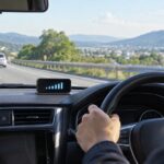 車のダッシュボードにGPS速度表示器を置いて走行している様子
