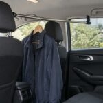 車内のハンガーバーにジャケットを掛けた様子