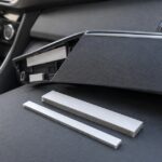車内装パネルと幅や厚みの異なる両面テープのイメージ