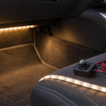 車内のLEDテープライトと無印のダイヤル式調光器、2芯配線を並べたイメージ