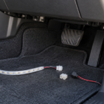 車内の足元にLEDテープと複数の汎用コネクタを並べた様子