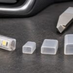 車用LEDテープと大きさの異なる透明エンドキャップを並べたイメージ