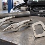 車の整備台に形の異なるロッキングプライヤーが並ぶ様子