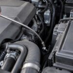 車のエンジンルームに落ちたボルトをマグネット工具で拾う様子