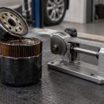 作業台に切断した車用オイルフィルターとカッターを並べた様子