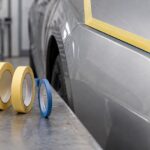 幅の異なるマスキングテープと車体の直線・曲面を養生した様子