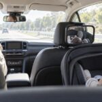 後ろ向きチャイルドシートを後席確認ミラーに映した車内の様子