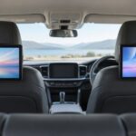 前席のヘッドレストに2台の後席モニターを設置した車内の様子