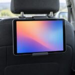 後席から見たヘッドレスト固定式タブレットホルダー