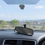 フロントガラスから外れたルームミラーがダッシュボードに置かれた車内