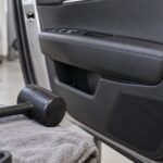 車のドア内装と黒いラバーマレットを並べた整備イメージ