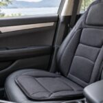 車の助手席に薄型のマッサージパッドを置いたイメージ