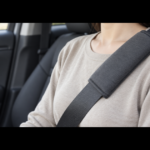 車内で肩ベルトに無地のパッドを装着している様子