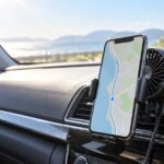 車内の送風口付近でスマートフォンを冷却しているイメージ