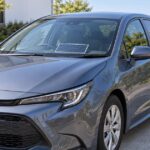 車内のダッシュボードにソーラーパネルを置いた乗用車