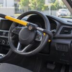 車のハンドルにバー式ロックを装着した車内の様子