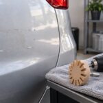 車体のステッカー跡と電動ドリル用ゴムホイールを並べた様子