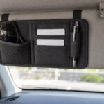 車のサンバイザー収納ポケットに眼鏡やカード、ペンを収めた様子