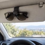 車のサンバイザーにサングラスを収納している様子