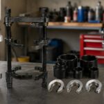 自動車整備工場の作業台に複数のスプリングコンプレッサーが並んでいる様子
