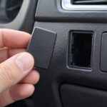 車の空きスイッチ穴のそばに無地のカバーを持つ手元