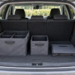 車の荷室に大きさの異なる収納ボックスと折りたたんだボックスを並べた様子