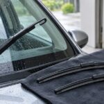 雨にぬれた車のU字フック式ワイパーと長さの異なる交換用ブレード