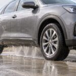 車の下回りへ高圧水を噴射して洗浄している様子